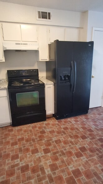Kitchen - 15525 Weldon Dr