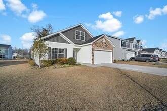 Building Photo - Great location in Richmond Hill