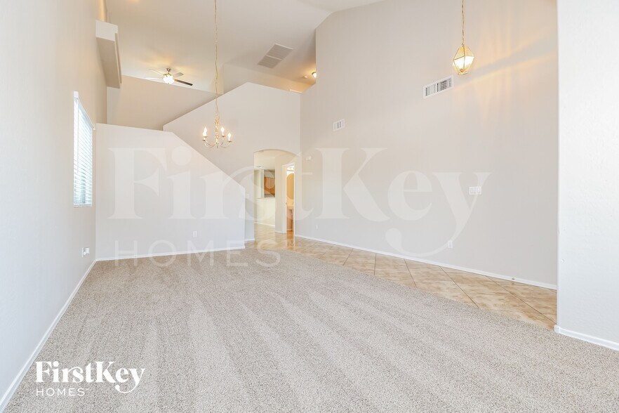 Building Photo - 3256 W Huntington Dr