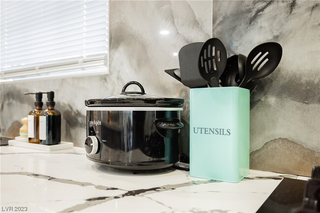 Building Photo - 2205 Santa Paula Dr