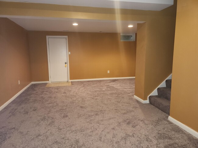 Building Photo - 8212 Londonderry Ct