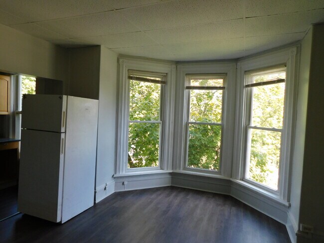 Building Photo - Upper Unit Apartment Move In Ready