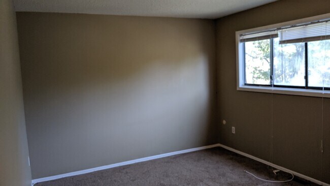 Building Photo - 20 Glenwood Dr