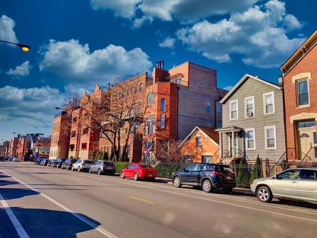 Primary Photo - 1642 W Augusta Blvd