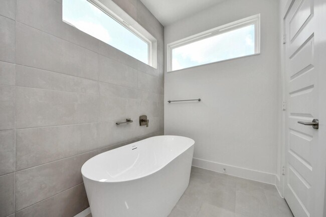 Building Photo - 13104 Moncloa Dr