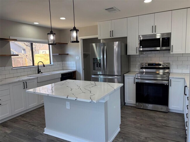 Building Photo - 1307 Lakeside Loop