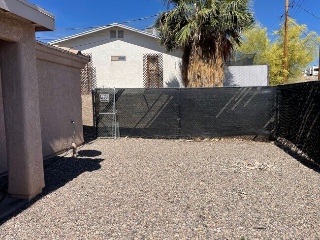 Building Photo - Move in ready, Call for a showing.