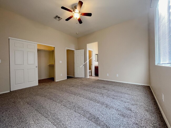 Building Photo - "Discover Your Desert Oasis: Spacious 3-Be...