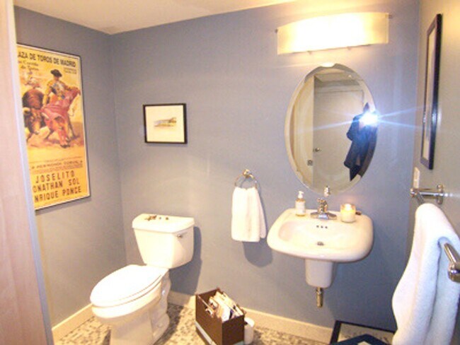 Building Photo - Epic REA/Azari PM: Private Oasis, 1 BR/ 1....