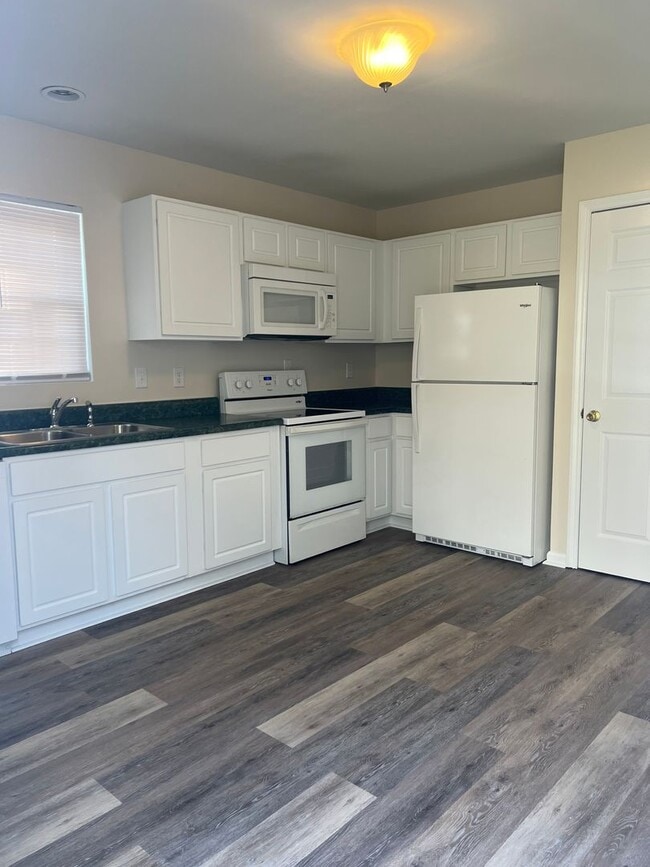 Building Photo - 408 Snow St