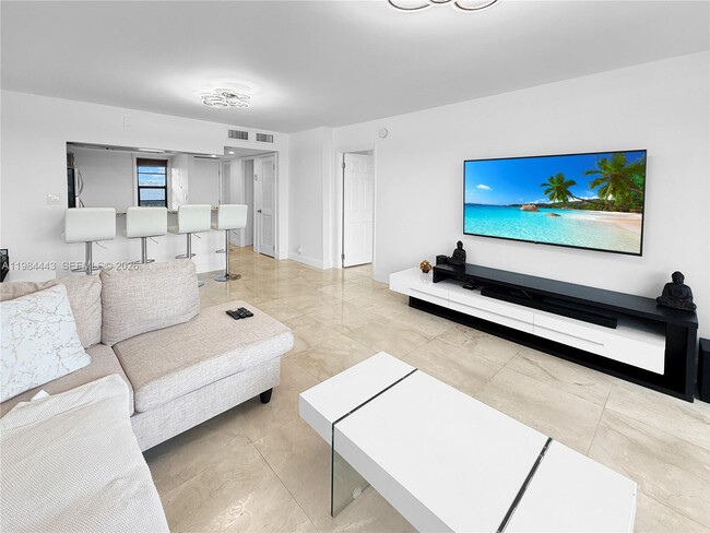 Building Photo - 3301 N Country Club Dr