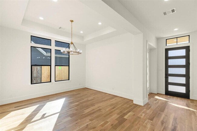 Building Photo - 1038 W 31st St