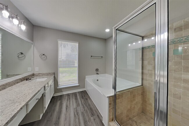 Building Photo - 802 Sierra Lake Dr