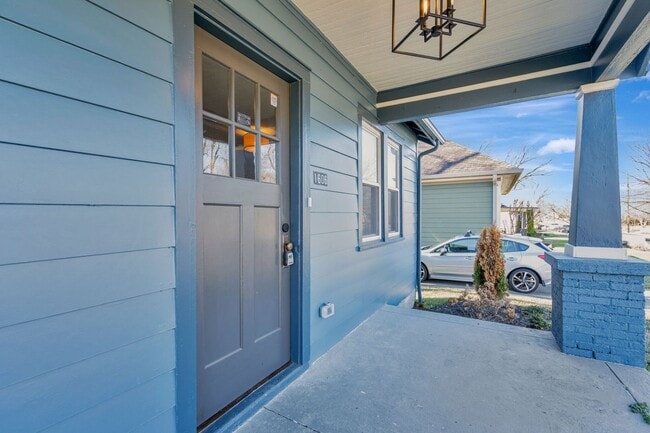 Building Photo - Charming Bungalow with 1 Bedroom Plus Office, Fenced Yard and Pet Friendly in East Nashville