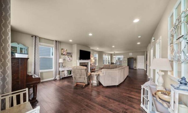 Building Photo - Teheleh Welcomes You Home to This 5 Bed Be...