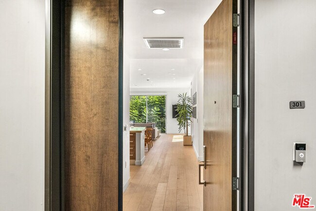 Building Photo - 855 Croft Ave