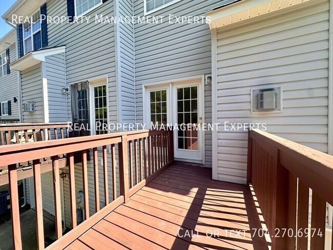 Building Photo - 10076 Treeside Ln