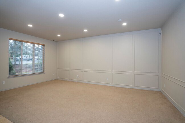 Building Photo - Modern 4 Bedroom, 2.5 Bath Home In Silver Creek w/AC