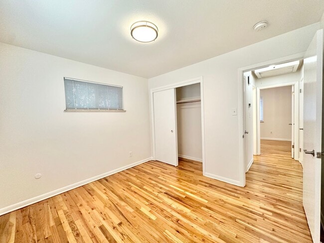 Building Photo - Modern and Spacious Duplex Style Home with...
