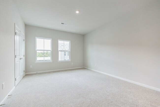 Building Photo - 28 Sidney Ln