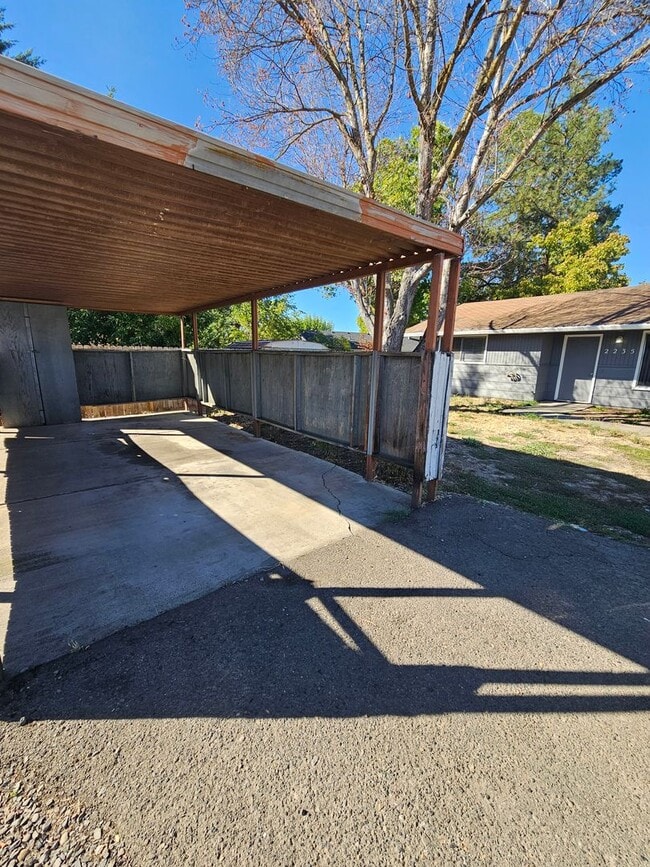 Building Photo - Private house, in great location!