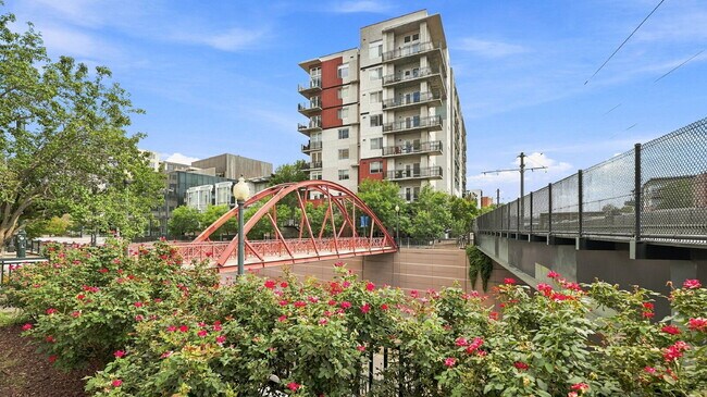 Building Photo - $2,820.95- 2 bed, 1 bath Condo in the heart of Denver with In Unit Laundry!