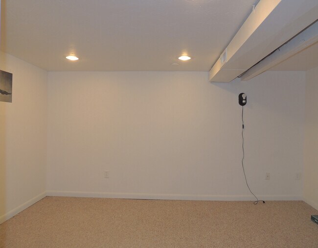 Building Photo - 831 26 Rd