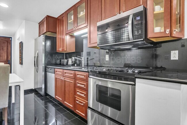 Building Photo - 935 Genter St