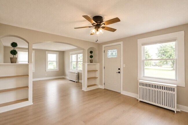 Building Photo - 2757 School Dr