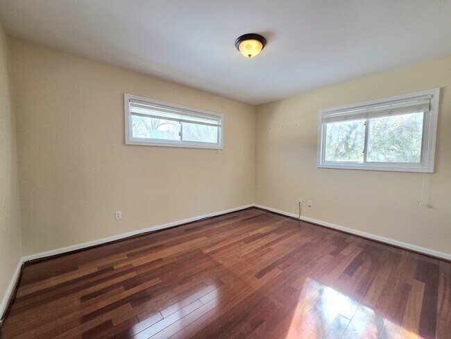 Building Photo - 108 N Gladden St