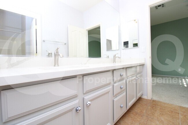 Building Photo - 3316 E Kingbird Pl