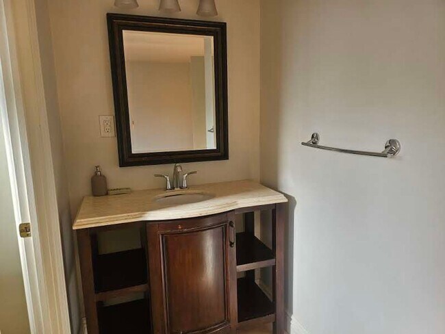 Building Photo - Millbrae Meadows 4 bed 3 bath available now