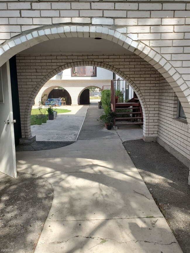 Building Photo - 2 br, 2 bath  - Royal Palms Apartments # 16