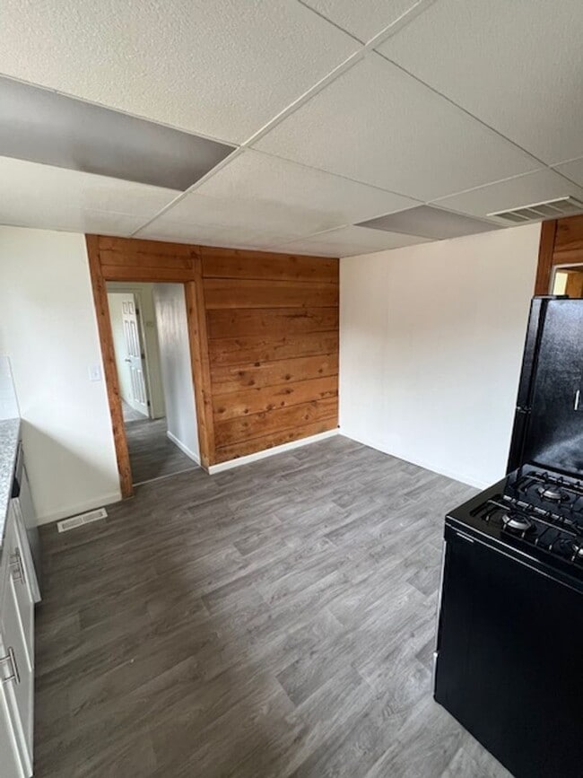 Building Photo - 2 Bedroom 1 Bath with W/D Hook Ups!