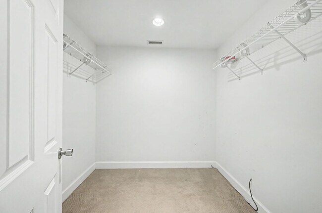 Building Photo - Beautiful 4BD/3.5BA home in the heart of Green Hills.