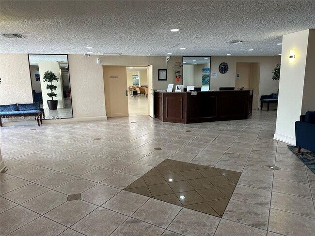 Building Photo - 400 Leslie Dr