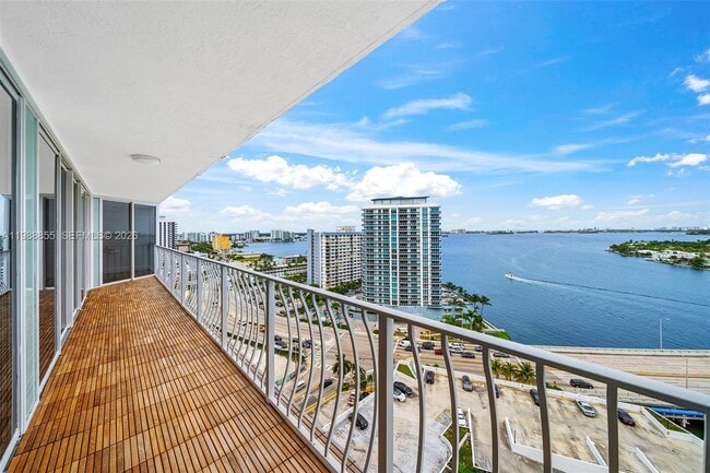 Building Photo - 7601 E Treasure Dr