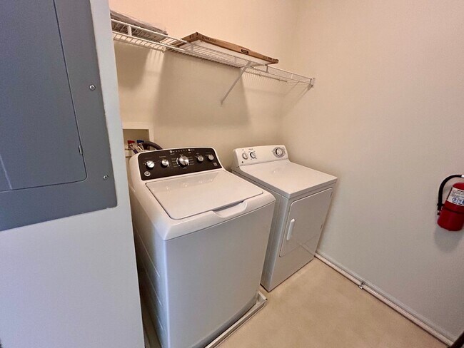 Building Photo - 2 Bedroom 2 Bath Townhouse in Grayslake