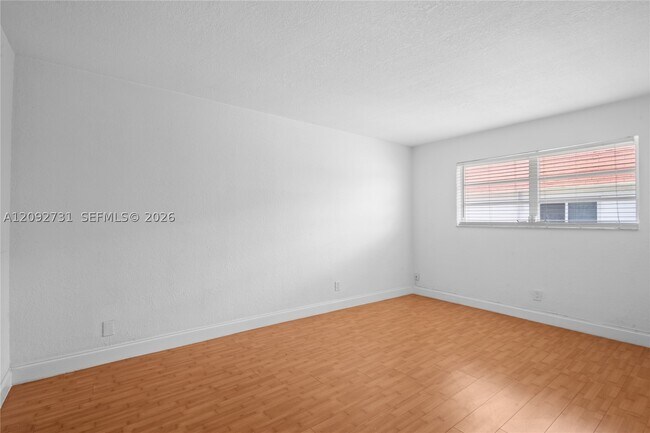Building Photo - 541 Blue Heron Dr