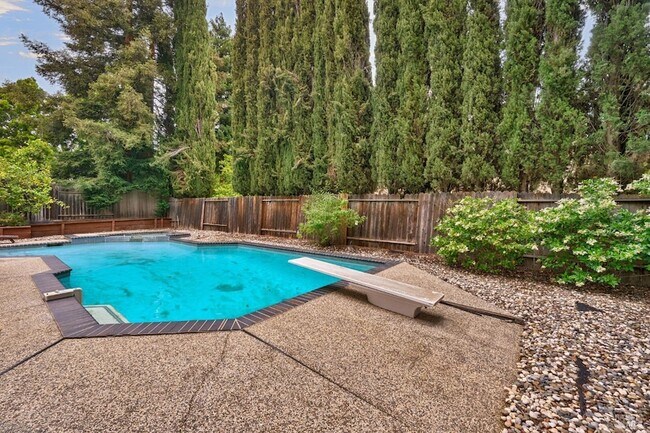 Building Photo - 3500 Crownridge Dr