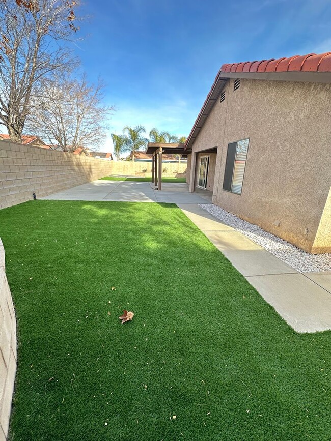 Building Photo - Spacious East Palmdale Home