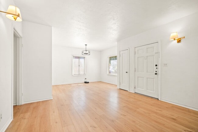Building Photo - Charming Oakland Oasis with Detached Works...