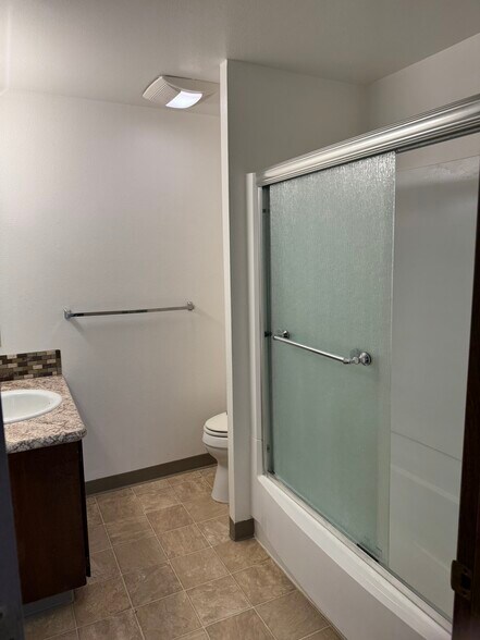 Upstairs bathroom - 14618 SE 17th Cir