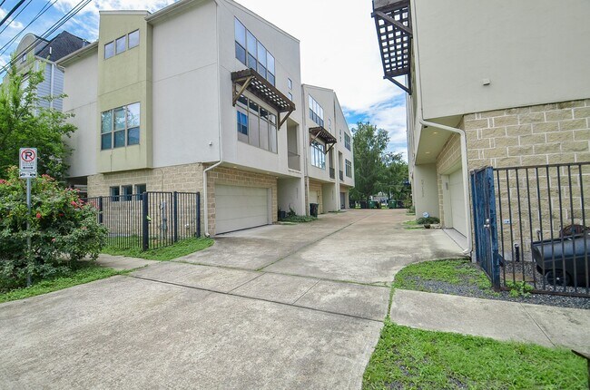 Building Photo - 5311 Lillian St