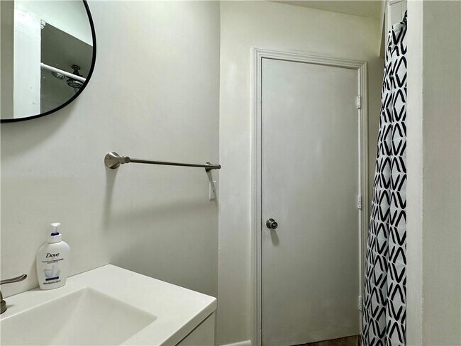 Building Photo - 800 Oakland Beach Ave