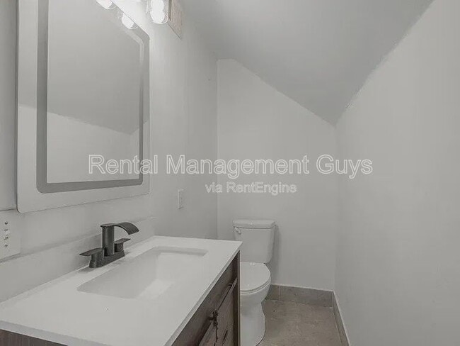 Building Photo - 1912 N 15th Ave