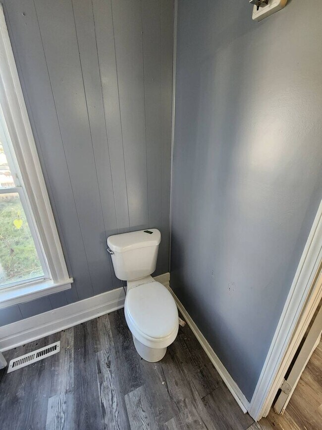 Building Photo - Charming 4-Bedroom Property in Prime Locat...