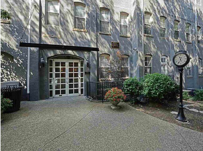 Building Photo - 1034 Clinton St
