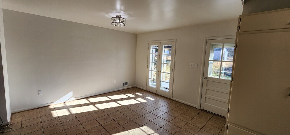 Building Photo - 1001 Orchard Way