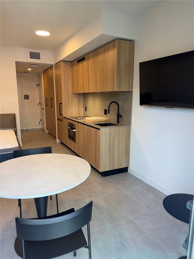 Building Photo - 121 NE 5th St